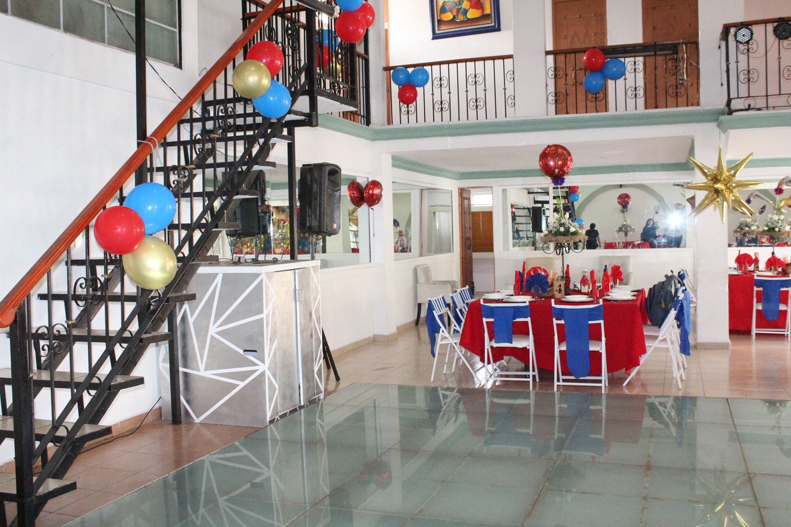 Montaje de mesa en el Salón Íntimo