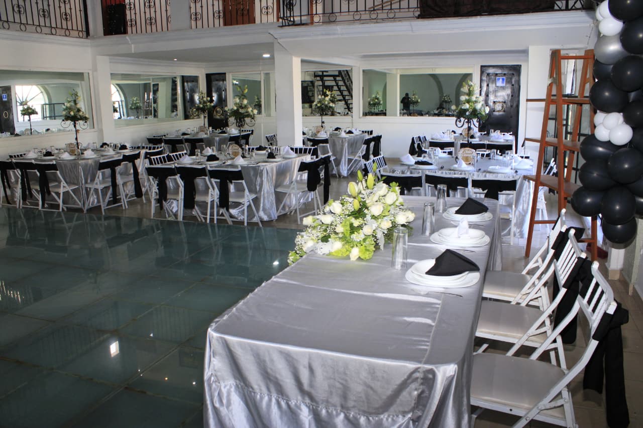 Montaje clásico de mesas en Salón Íntimo